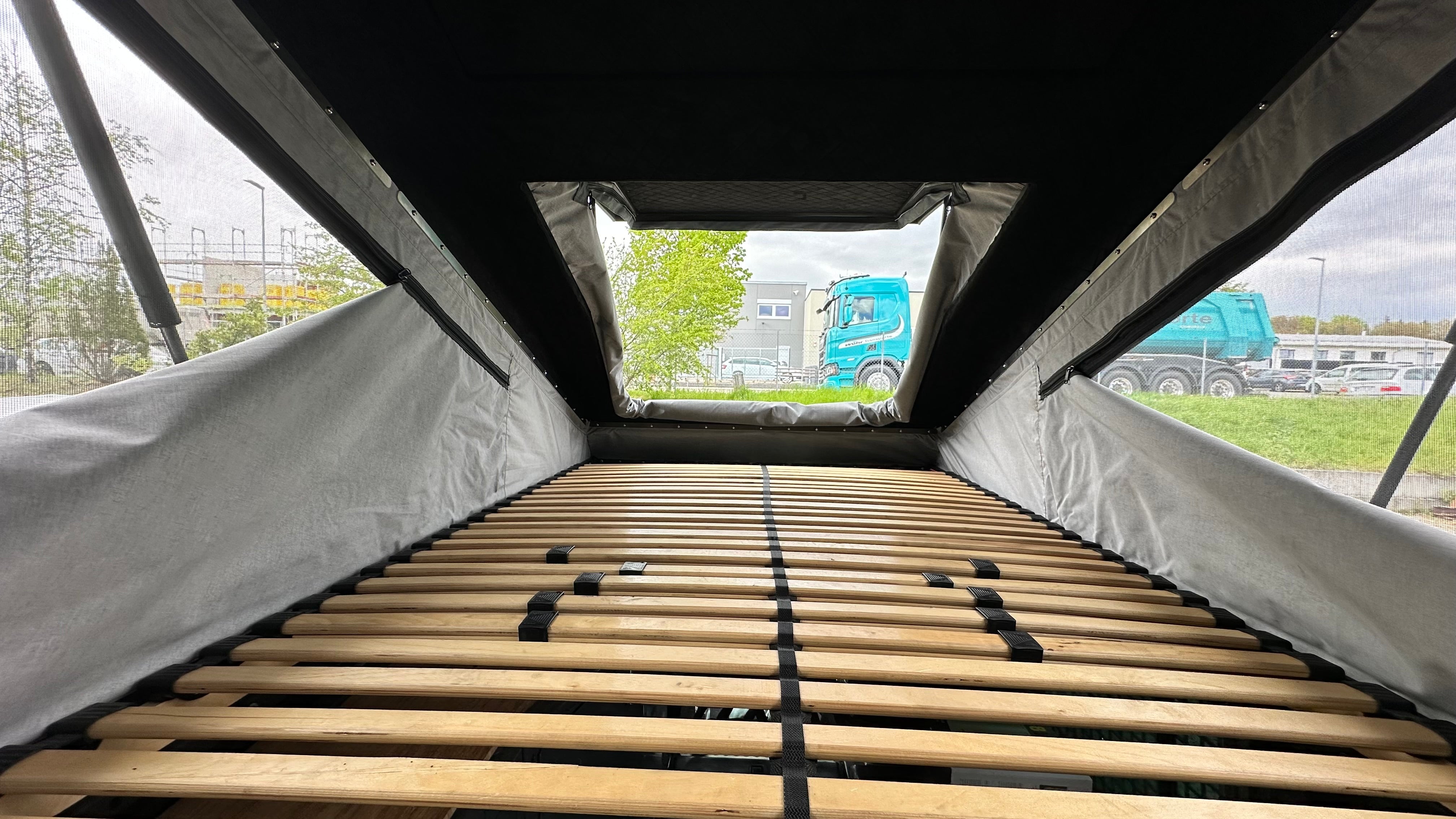 Panorama-Hubdach neuer Dachschale und integriertem Dachträger