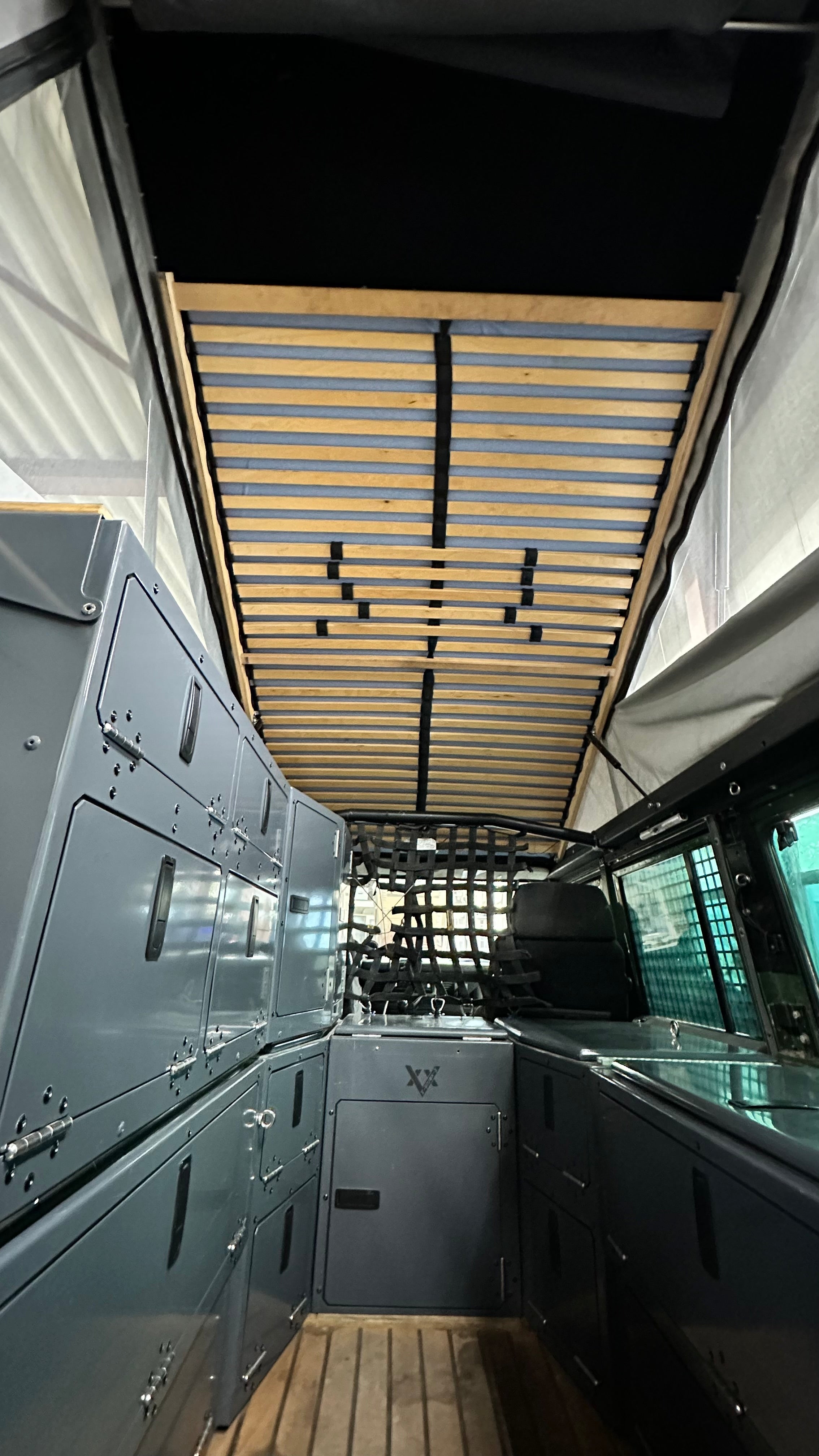 Panorama-Hubdach neuer Dachschale und integriertem Dachträger