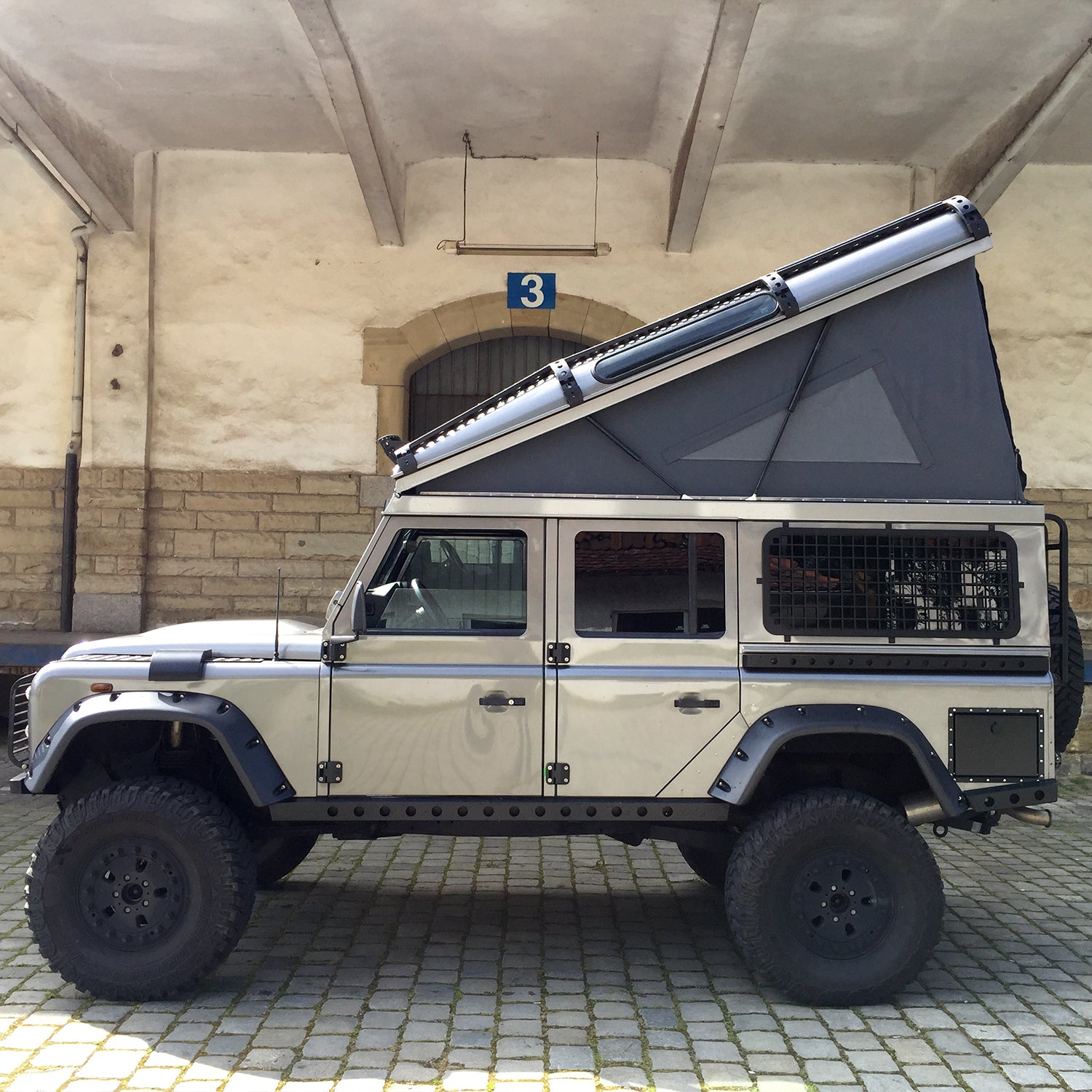 Lifting Roof Defender 110